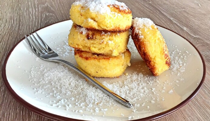 Готовим ароматные сырники с кокосовой стружкой: простой рецепт