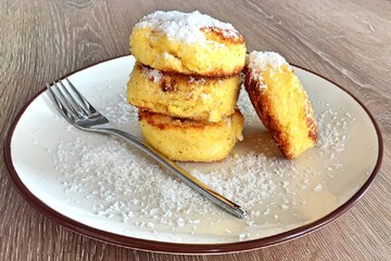 Готуємо ароматні сирники з кокосовою стружкою: простий рецепт