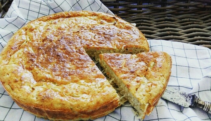 Печемо вдома повітряну шарлотку з капустою: простий рецепт