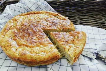 Печемо вдома повітряну шарлотку з капустою: простий рецепт