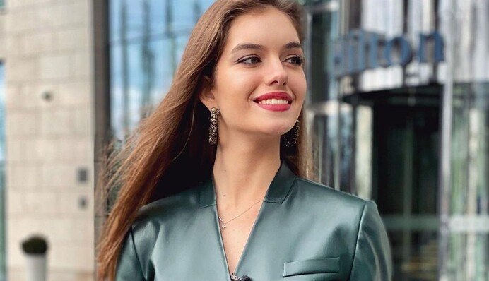 Жена Комарова показала архивное фото - как выглядела Александра Кучеренко в 17 лет