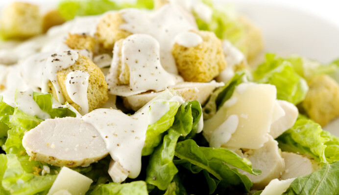 Як приготувати салат Цезар з куркою: простий рецепт із смачною заправкою як у ресторані