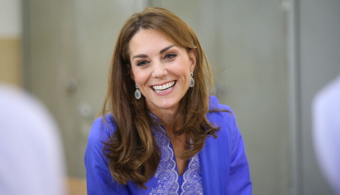 Кейт Міддлтон у затишному светрі та джинсах влаштувала читання казок: стильний образ герцогині