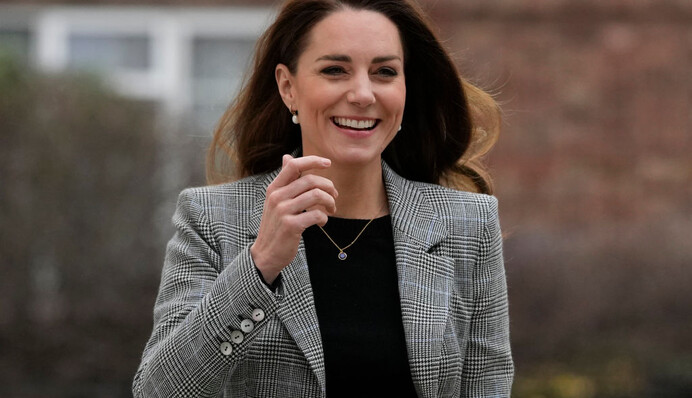 Кейт Миддлтон появилась на встрече в брюках модного фасона и клетчатом жакете: фото герцогини