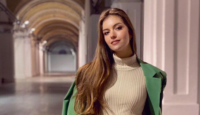 Жена Дмитрия Комарова с синими бровями вышла на подиум: эффектный образ Александры Кучеренко