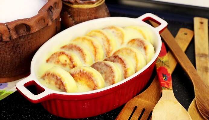 Готовим нежные сырники, тушеные в сметанном соусе: пошаговый рецепт