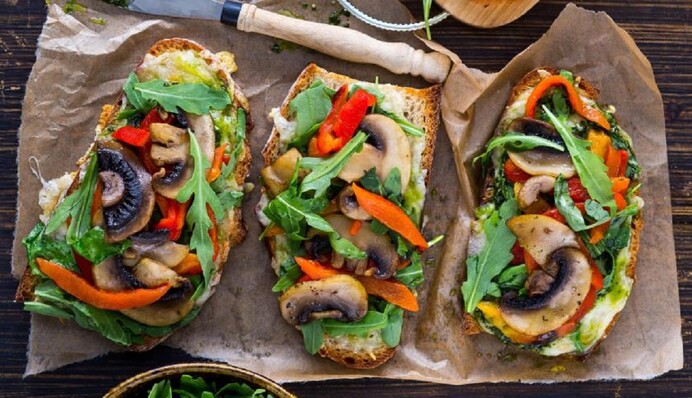 Печемо ароматні гарячі бутерброди з грибами: простий рецепт