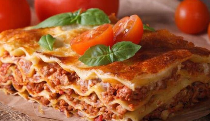 Як приготувати швидку лазанью з помідорами та сиром: простий рецепт