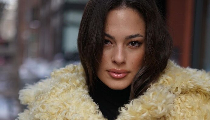 Было непросто: модель Эшли Грэм вышла на связь после родов и показала первые фото близнецов