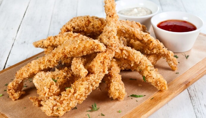 Как приготовить хрустящие куриные стрипсы как в KFC: простой рецепт