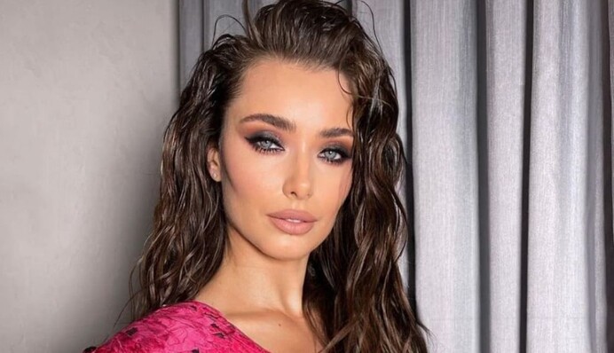 Не вважала себе гарною: Ксенія Мішина показала, як виглядала у школі