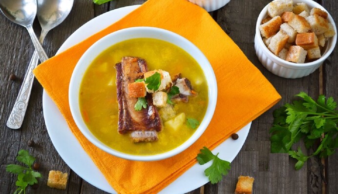 Как приготовить гороховый суп с копчеными ребрами: простой рецепт