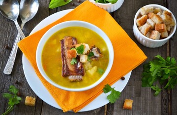 Як приготувати гороховий суп із копченими ребрами: простий рецепт