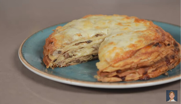 Как приготовить блинный торт с начинкой из сыра и грибов - рецепт на Масленицу от Татьяны Литвиновой