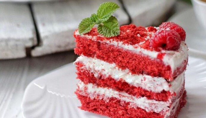 Як приготувати торт Червоний оксамит із полуничною начинкою: покроковий рецепт