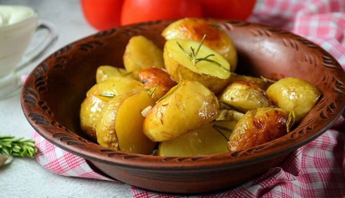 Як смачно запекти картоплю з розмарином та часником: простий рецепт
