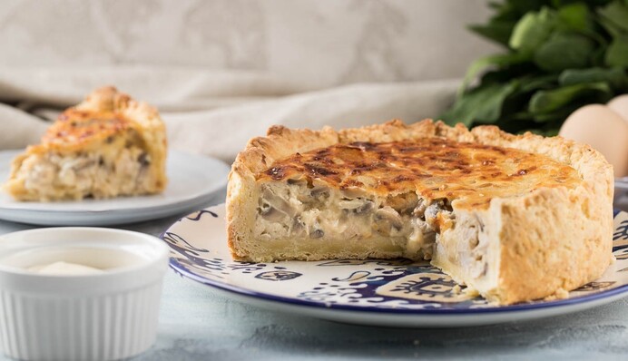 Печем дома нежную грибную шарлотку с луком: простой рецепт