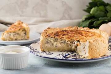 Печемо вдома ніжну грибну шарлотку з цибулею: простий рецепт