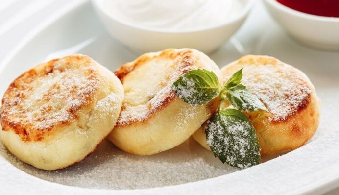 Как приготовить пышные сырники с бананом: простой рецепт на завтрак