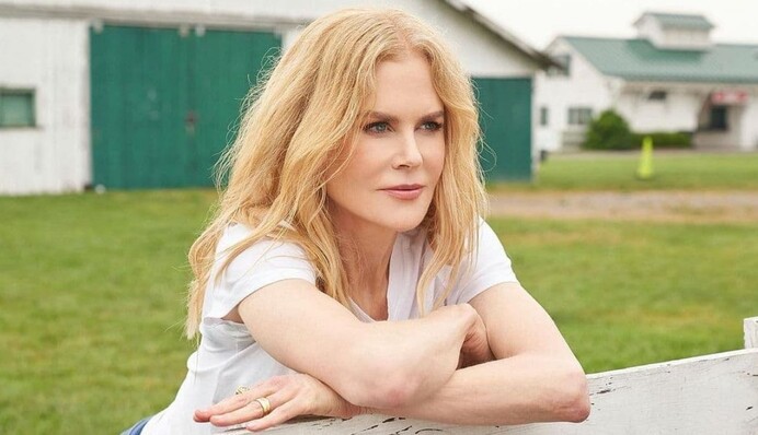 В мини-юбке и топе: фанаты раскритиковали смелый наряд Николь Кидман для обложки глянца