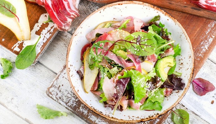 3 салата с беконом, которые получатся у каждого: простые рецепты