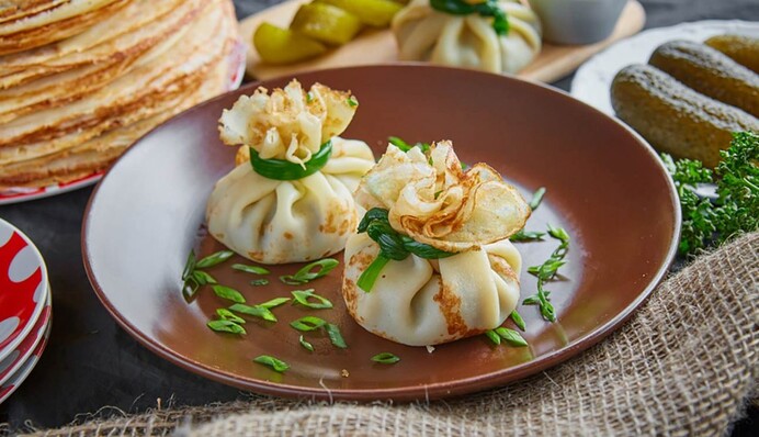 Как приготовить нежные блины с жульеном внутри: простой рецепт