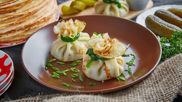 Як приготувати ніжні млинці з жульєном усередині: простий рецепт