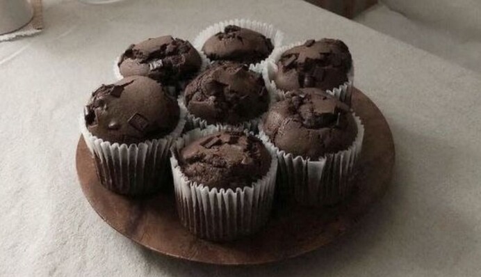 Печемо вдома шоколадні кекси з фруктовою начинкою: простий рецепт