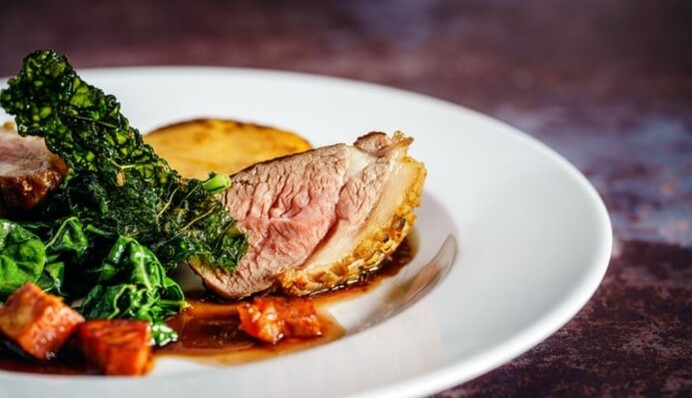 Як смачно запекти качку в глазурі з соусу та меду: детальний рецепт