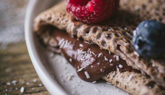 Як приготувати шоколадні млинці на молоці з начинкою: простий рецепт