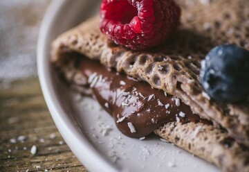 Як приготувати шоколадні млинці на молоці з начинкою: простий рецепт