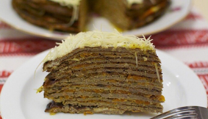 Как приготовить вкусный печеночный торт с плавленым сыром: простой рецепт