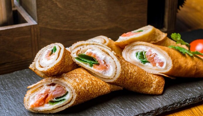 Как приготовить нежные блины с семгой и зеленью на Масленицу: простой рецепт