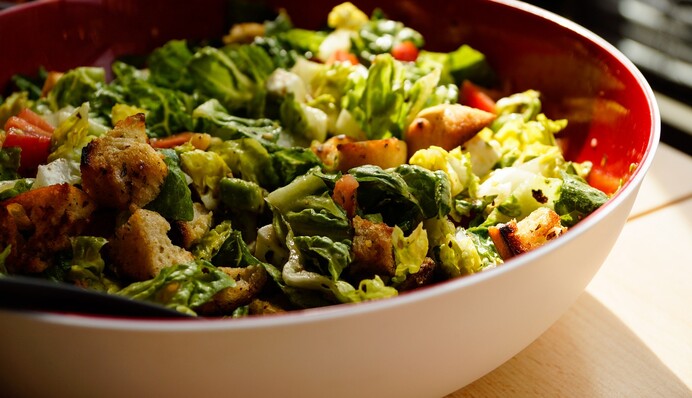 3 салати з сухариками, які закінчаться на столі швидше ніж Цезар