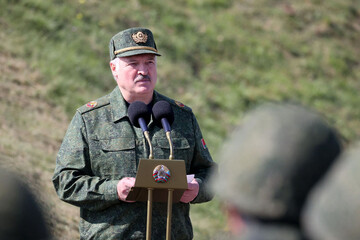 Усатый имитатор: как Лукашенко "воюет" против Украины