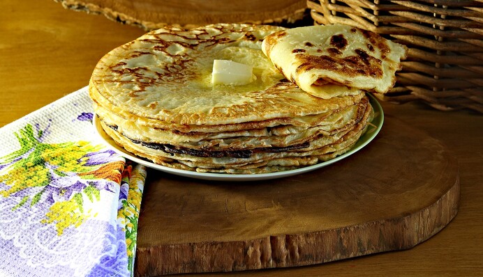 Печемо на Масляну повітряні млинці з вівсяного борошна: простий рецепт