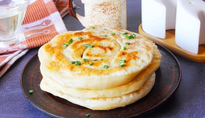 Як зробити хлібні коржики на розсолі: простий рецепт без яєць та молока