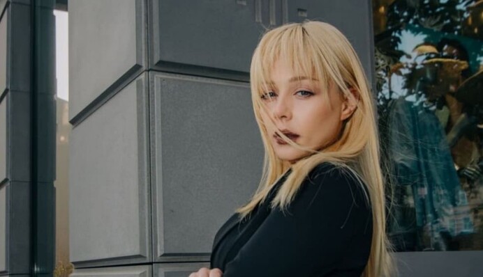 Я боротимуся за правду: Тіна Кароль вийшла на мітинг у Варшаві та заспівала пісню 