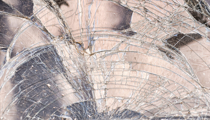 Как заклеить окна скотчем от ударной волны: правила и ошибки