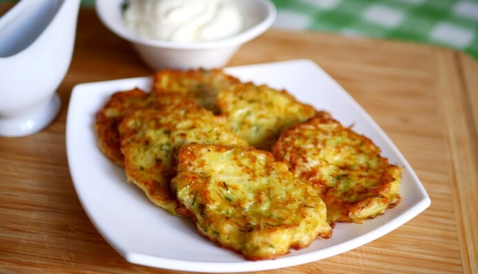Печем постные оладьи из квашеной капусты: рецепт без яиц и молока