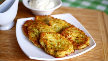 Печемо пісні оладки з квашеної капусти: рецепт без яєць та молока