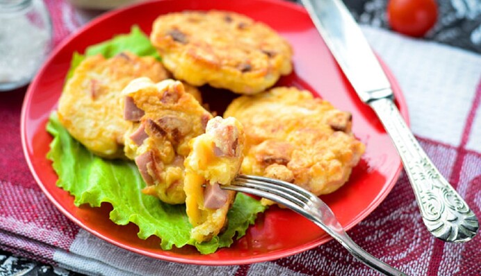 Як приготувати оладки у стилі піца: простий рецепт на сковороді