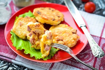 Як приготувати оладки у стилі піца: простий рецепт на сковороді