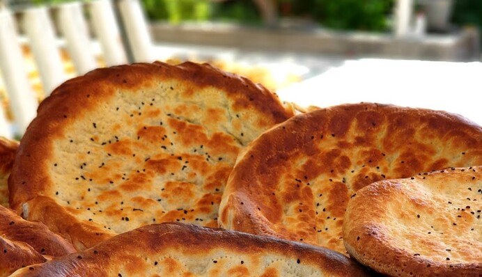 Печем слоеные лепешки с луком: простой рецепт вместо хлеба