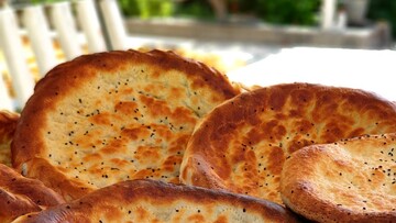 Печемо листкові коржики з цибулею: простий рецепт замість хліба