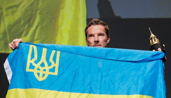 Бенедикт Камбербэтч появился на сцене Santa Barbara International Film Festival с флагом Украины