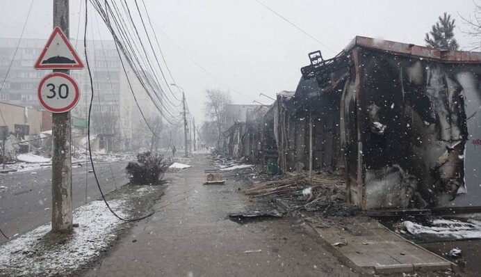 ​Жизнь в подвалах и вода из родника: как выживает осажденный Мариуполь