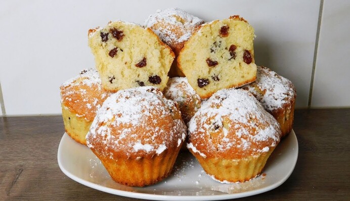 Как испечь кексы на кефире с изюмом: простой рецепт