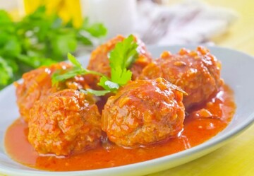 Как приготовить тефтели с рисом и подливкой на сковороде: простой рецепт