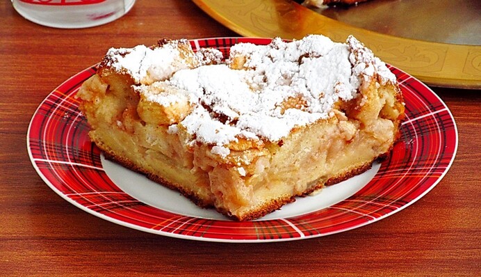 Как спечь шарлотку из черствого хлеба: простой рецепт